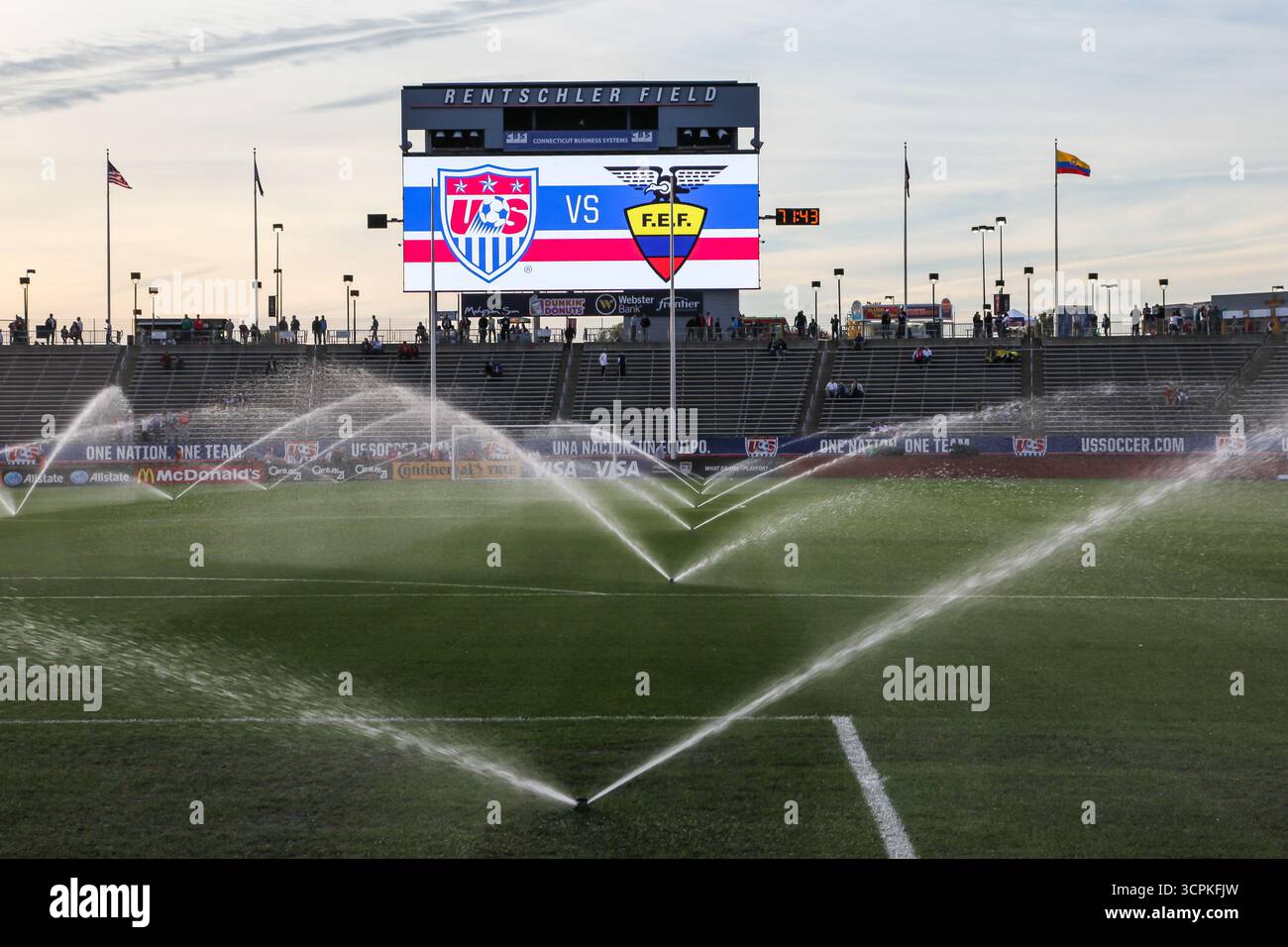 HARTFORD - 10. OKTOBER: Rentschler Field Bewässerung vor dem internationalen Freundschaftsspiel zwischen der US Men`s National Team gegen Ecuador, Endstand 1:1, Stockfoto